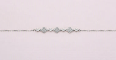 Bracciale cristalli su sfondo rosa
