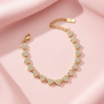 Bracciale cuori originale su sfondo rosa tessuto