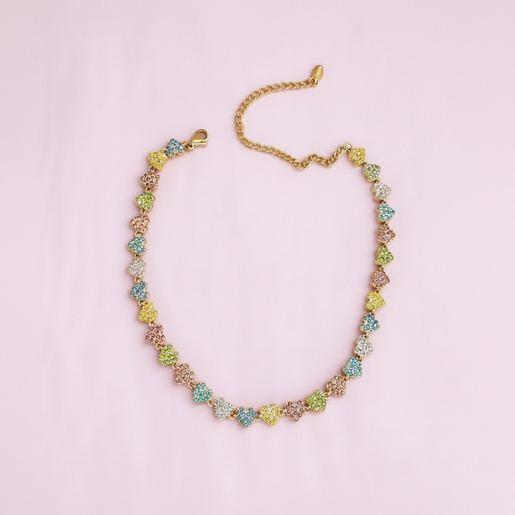 Collana fiori pastello su sfondo rosa liscio