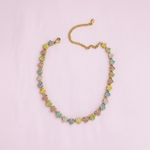 Collana fiori pastello su sfondo rosa liscio