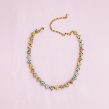Collana fiori pastello su sfondo rosa liscio