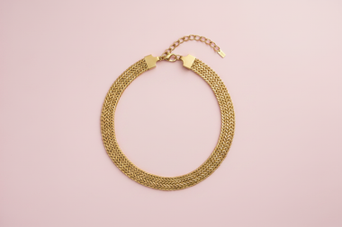 Collana mesh oro sfondo rosa cipria stile bracciale