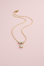 Collana pendente goccia crystal - sfondo rosa luminoso
